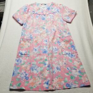 Vintage Vandemere M Pink Floral Pearl Snap House Coat Robe Gown Smock Pockets